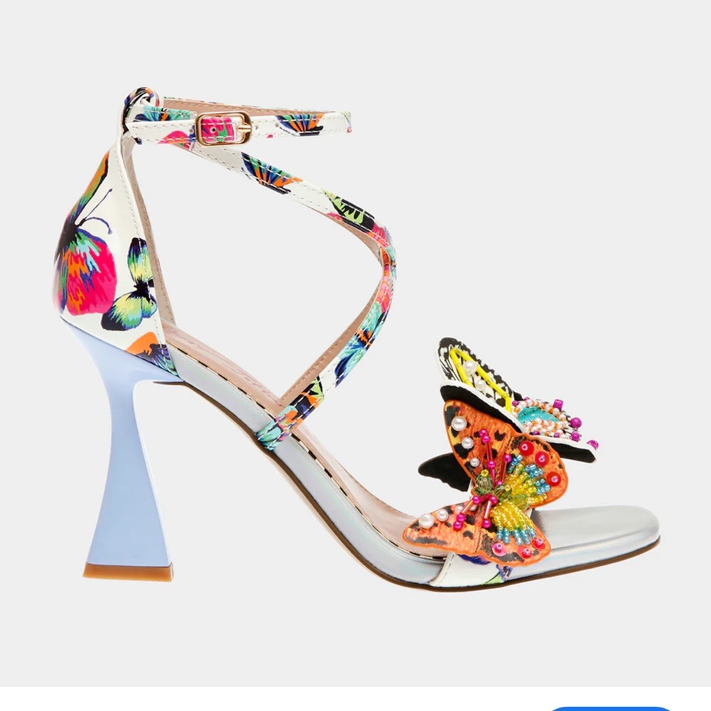 Betsay JoHnson.
TRUDIE WHITE BUTTERFLY new size 8/5